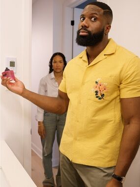 Casual Short-Sleeve Yellow Button-Down Shirt with Floral Pocket